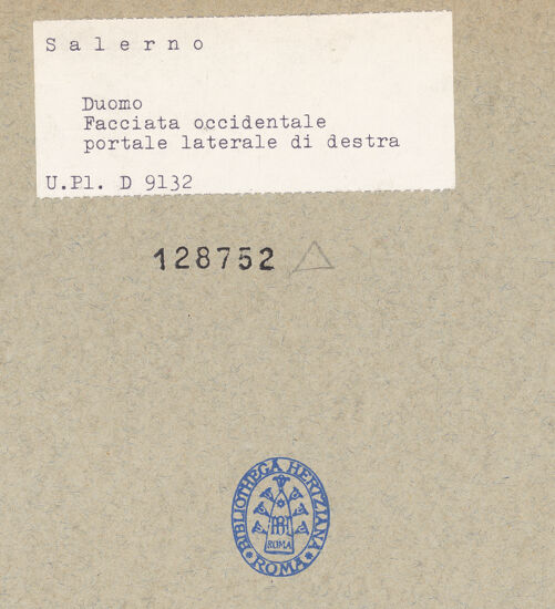 Rückseite von Bibliotheca Hertziana [https://www.deutsche-digitale-bibliothek.de/content/lizenzen/rv-fz/] Duomo & San MatteoWestfassade - Rechtes Portal, bh128752_recto. Foto.