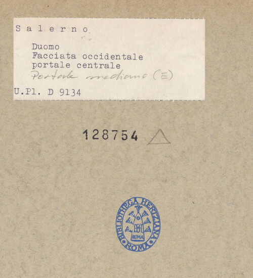 Rückseite von Bibliotheca Hertziana [https://www.deutsche-digitale-bibliothek.de/content/lizenzen/rv-fz/] Mittleres Portal - Gesamtansicht, bh128754_recto. Foto.