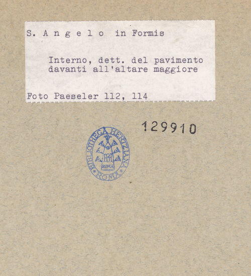 Rückseite von unbekannt [https://www.deutsche-digitale-bibliothek.de/content/lizenzen/rv-fz/] Fußboden - Mittelschiff, östlicher Bereich: Mosaikboden mit unregelmäßigen Opus tessellatum und Opus sectile, nach Osten, bh129910_recto. Foto: Paeseler, Wilhelm.