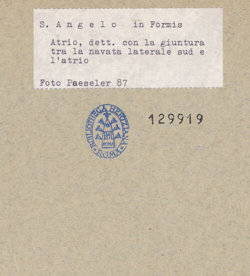 Rückseite von unbekannt [https://www.deutsche-digitale-bibliothek.de/content/lizenzen/rv-fz/] Sant'Angelo in FormisWestfassadePortikus - Südwand, Detail: Baunaht zum südlichen Seitenschiff, bh129919_recto. Foto: Paeseler, Wilhelm.