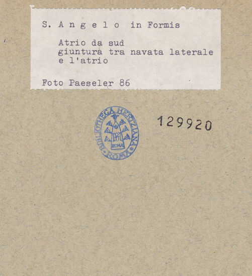 Rückseite von unbekannt [https://www.deutsche-digitale-bibliothek.de/content/lizenzen/rv-fz/] Sant'Angelo in FormisWestfassadePortikus - Südwand mit Baunaht zum südlichen Seitenschiff, bh129920_recto. Foto: Paeseler, Wilhelm.