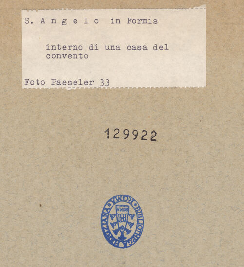 Rückseite von unbekannt [https://www.deutsche-digitale-bibliothek.de/content/lizenzen/rv-fz/] Ehemaliges Klostergebäude - Südlicher Bereich: Wohnküche mit eingemauerter Säule in einer der Wohnungen , bh129922_recto. Foto: Paeseler, Wilhelm.