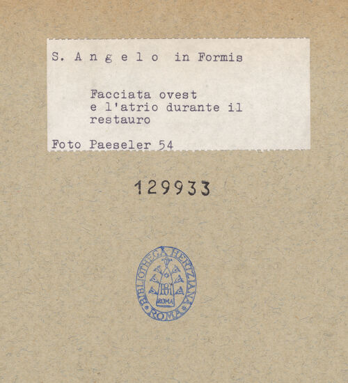 Rückseite von unbekannt [https://www.deutsche-digitale-bibliothek.de/content/lizenzen/rv-fz/] Sant'Angelo in FormisWestfassade - Gesamtansicht der Westfassade, bh129933_recto. Foto: Paeseler, Wilhelm.
