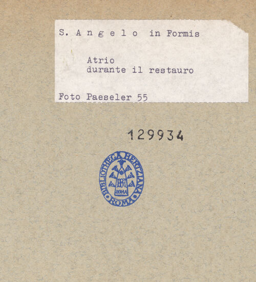 Rückseite von unbekannt [https://www.deutsche-digitale-bibliothek.de/content/lizenzen/rv-fz/] Sant'Angelo in FormisWestfassadePortikus - Detail: die drei nördlichen Joche, von Südwesten, bh129934_recto. Foto: Paeseler, Wilhelm.