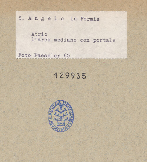 Rückseite von unbekannt [https://www.deutsche-digitale-bibliothek.de/content/lizenzen/rv-fz/] Portal - Detail: Architrav und die beiden Lünetten, bh129935_recto. Foto: Paeseler, Wilhelm.