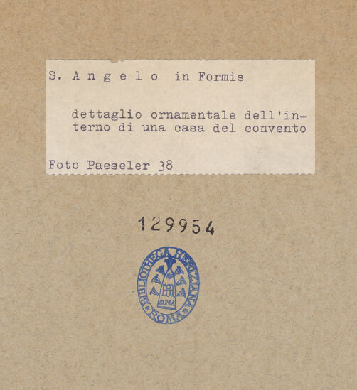 Rückseite von unbekannt [https://www.deutsche-digitale-bibliothek.de/content/lizenzen/rv-fz/] Eingemauertes Relief-Fragment mit Rankenornament - Gesamtansicht, bh129954_recto. Foto: Paeseler, Wilhelm.