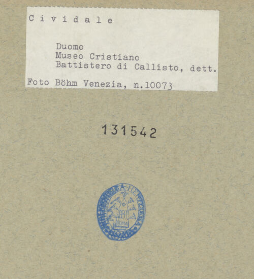 Rückseite von Böhm [https://www.deutsche-digitale-bibliothek.de/content/lizenzen/rv-ez/] Callixtus-Baptisterium (Battistero di Callisto)Bögen des Ziboriums mit Tieren, Rosetten und Blattwerk - Bogen 1 (Greifen), bh131542_recto. Foto: Böhm, Osvaldo.