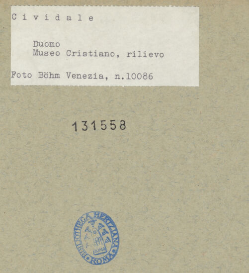 Rückseite von Böhm [https://www.deutsche-digitale-bibliothek.de/content/lizenzen/rv-ez/] Giebel eines Ziboriums oder eines Portals - Gesamtansicht, bh131558_recto. Foto: Böhm, Osvaldo.