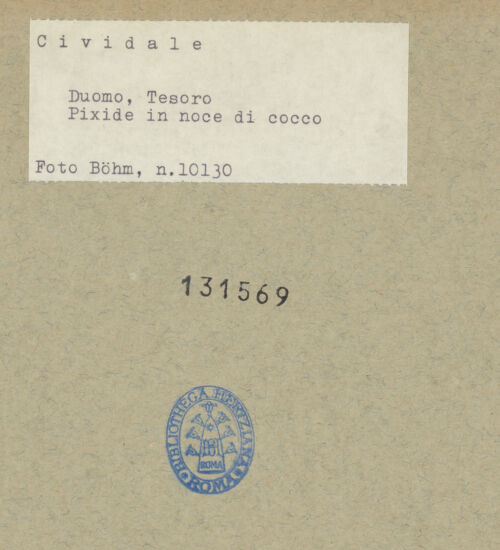 Rückseite von Böhm [https://www.deutsche-digitale-bibliothek.de/content/lizenzen/rv-ez/] Pyxis mit Kreuz und Kokosnussbehälter - Gesamtansicht, bh131569_recto. Foto: Böhm, Osvaldo.