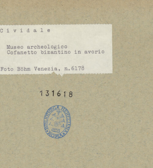 Rückseite von Böhm [https://www.deutsche-digitale-bibliothek.de/content/lizenzen/rv-ez/] Elfenbeinkasten mit mythologischen, tanzenden und kämpfenden FigurenRückseite: der Kentaure Eurytion und Hippodamia, Herrscher oder Kaiser, ein Mann mit einer Schlange und Turm (Triptolemos?) - Gesamtansicht, bh131618_recto. Foto: Böhm, Osvaldo.