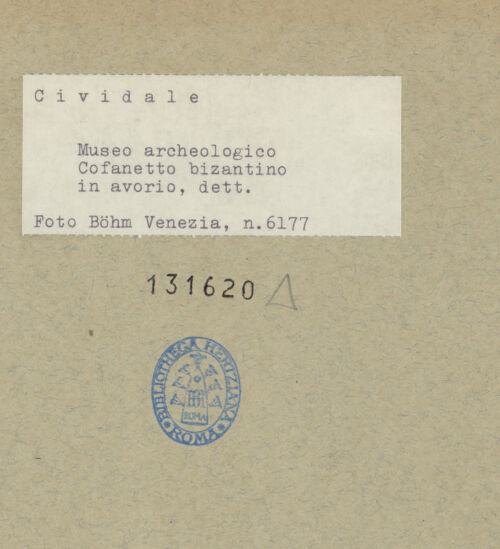 Rückseite von Böhm [https://www.deutsche-digitale-bibliothek.de/content/lizenzen/rv-ez/] Elfenbeinkasten mit mythologischen, tanzenden und kämpfenden FigurenFrontseite: Februar (oder Winter?), Tanzender Mann, Zentaur mit Pfau, Herkules und der nemeische Löwe, Hercules und Antaios - Gesamtansicht, bh131620_recto. Foto: Böhm, Osvaldo.