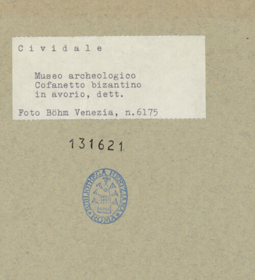 Rückseite von Böhm [https://www.deutsche-digitale-bibliothek.de/content/lizenzen/rv-ez/] Elfenbeinkasten mit mythologischen, tanzenden und kämpfenden FigurenRechte Seite: Zwei Männer kämpfen mit dem Schwert - Gesamtansicht, bh131621_recto. Foto: Böhm, Osvaldo.