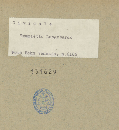 Rückseite von Böhm [https://www.deutsche-digitale-bibliothek.de/content/lizenzen/rv-ez/] Tempietto Longobardo - Westwand von Südosten, Detail, bh131629_recto. Foto: Böhm, Osvaldo.