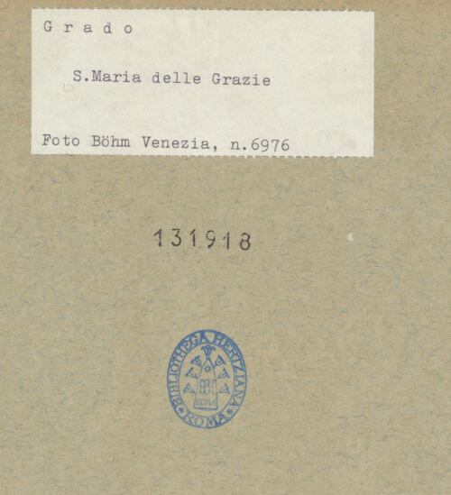 Rückseite von Böhm [https://www.deutsche-digitale-bibliothek.de/content/lizenzen/rv-ez/] Santa Maria delle Grazie - Hauptfassade, Ansicht von Nordwesten, bh131918_recto. Foto: Böhm, Osvaldo.