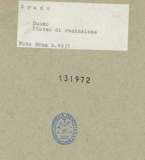 Rückseite von Böhm [https://www.deutsche-digitale-bibliothek.de/content/lizenzen/rv-ez/] Fragment eines Pluteus (Brüstung) mit Vase zwischen Lämmern (?) - Gesamtansicht, bh131972_recto. Foto: Böhm, Osvaldo.