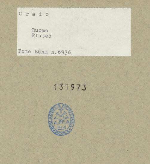 Rückseite von Böhm [https://www.deutsche-digitale-bibliothek.de/content/lizenzen/rv-ez/] Fragment eines Pluteus (Brüstung) mit Chrismon und Tauben - Gesamtansicht, bh131973_recto. Foto: Böhm, Osvaldo.