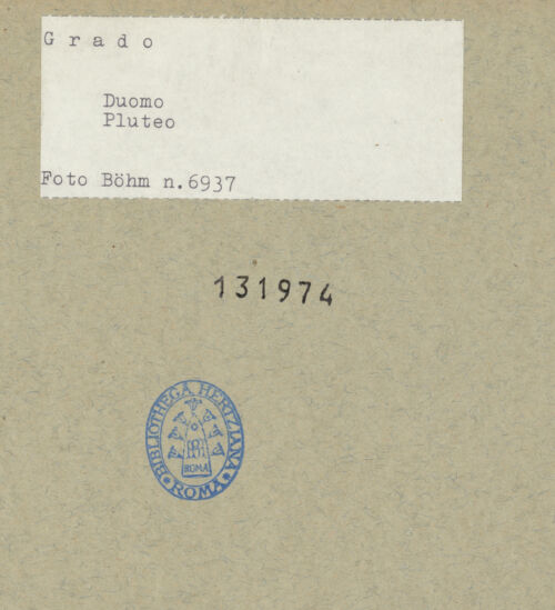 Rückseite von Böhm [https://www.deutsche-digitale-bibliothek.de/content/lizenzen/rv-ez/] Fragment eines Pluteus (Brüstung) mit Vase zwischen Pfauen und Kreuzen - Gesamtansicht, bh131974_recto. Foto: Böhm, Osvaldo.