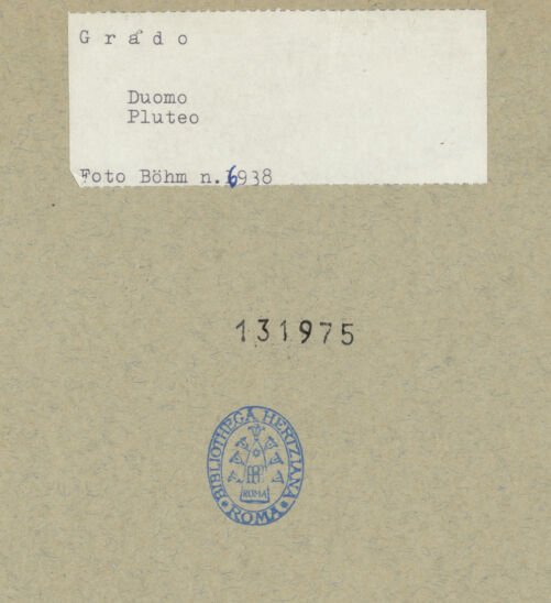 Rückseite von Böhm [https://www.deutsche-digitale-bibliothek.de/content/lizenzen/rv-ez/] Fragment eines Pluteus (Brüstung) mit Chrismon - Gesamtansicht, bh131975_recto. Foto: Böhm, Osvaldo.