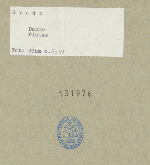 Rückseite von Böhm [https://www.deutsche-digitale-bibliothek.de/content/lizenzen/rv-ez/] Fragment eines Pluteus (Brüstung) mit Kreuzen und Lilien - Gesamtansicht, bh131976_recto. Foto: Böhm, Osvaldo.