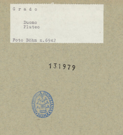 Rückseite von Böhm [https://www.deutsche-digitale-bibliothek.de/content/lizenzen/rv-ez/] Fragment eines Pluteus (Brüstung) mit Weinstock, Vögeln und einem Mann, der einen Hasen jagt - Gesamtansicht, bh131979_recto. Foto: Böhm, Osvaldo.