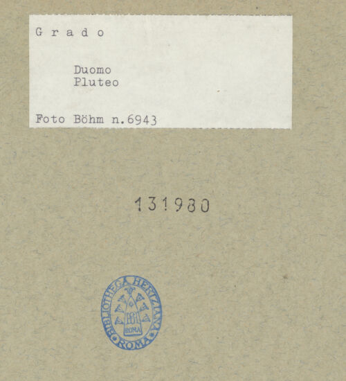 Rückseite von Böhm [https://www.deutsche-digitale-bibliothek.de/content/lizenzen/rv-ez/] Fragment eines Pluteus (Brüstung) mit Vase und Weinstock; Rückseite: Kreuz - Gesamtansicht (Vorderseite), bh131980_recto. Foto: Böhm, Osvaldo.