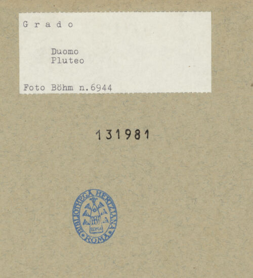 Rückseite von Böhm [https://www.deutsche-digitale-bibliothek.de/content/lizenzen/rv-ez/] Fragment eines Pluteus (Brüstung) mit Weinstock - Gesamtansicht, bh131981_recto. Foto: Böhm, Osvaldo.