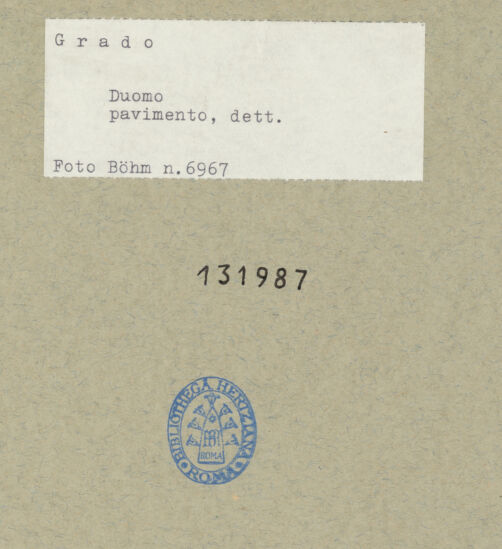 Rückseite von Böhm [https://www.deutsche-digitale-bibliothek.de/content/lizenzen/rv-ez/] Fußboden des Mittelschiffes - Detail des Mittelteils , bh131987_recto. Foto: Böhm, Osvaldo.