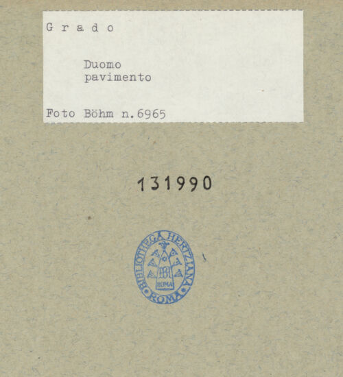 Rückseite von Böhm [https://www.deutsche-digitale-bibliothek.de/content/lizenzen/rv-ez/] Fußboden des Mittelschiffes - Detail des Mittelteils , bh131990_recto. Foto: Böhm, Osvaldo.