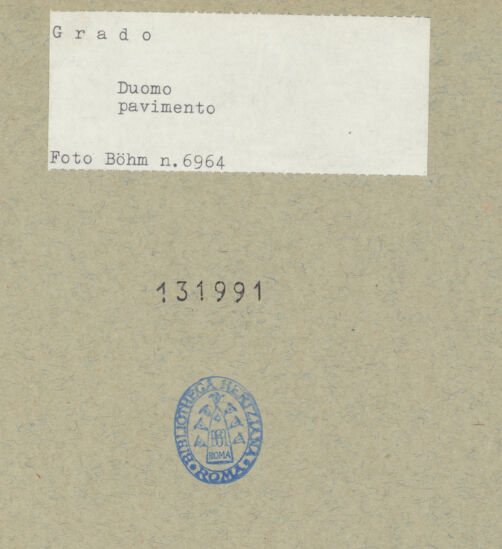 Rückseite von Böhm [https://www.deutsche-digitale-bibliothek.de/content/lizenzen/rv-ez/] Fußboden des Mittelschiffes - Detail des Mittelteils (oben: Inschrift des Bischofs Elias), bh131991_recto. Foto: Böhm, Osvaldo.