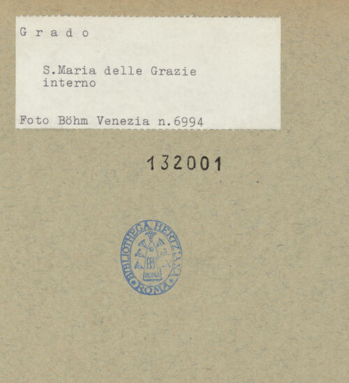 Rückseite von Böhm [https://www.deutsche-digitale-bibliothek.de/content/lizenzen/rv-ez/] Fragmente eines Architravs mit Flechtwerk - Gesamtansicht (Kat. 632), bh132001_recto. Foto: Böhm, Osvaldo.