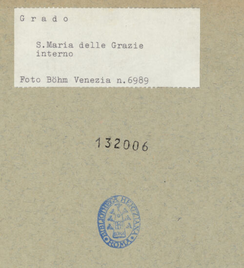 Rückseite von Böhm [https://www.deutsche-digitale-bibliothek.de/content/lizenzen/rv-ez/] Bogen eines Ziboriums mit Blattwerk und Flechtwerk - Gesamtansicht, bh132006_recto. Foto: Böhm, Osvaldo.