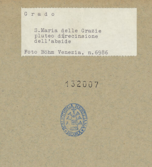 Rückseite von Böhm [https://www.deutsche-digitale-bibliothek.de/content/lizenzen/rv-ez/] Schrankenplatte mit Kreuz und Pfauen - Gesamtansicht, bh132007_recto. Foto: Böhm, Osvaldo.