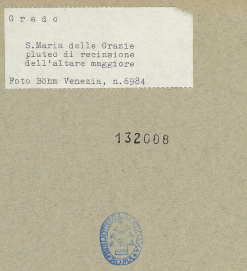 Rückseite von Böhm [https://www.deutsche-digitale-bibliothek.de/content/lizenzen/rv-ez/] Schrankenplatte mit Kreuz, Vögeln und Kantharos - Gesamtansicht, bh132008_recto. Foto: Böhm, Osvaldo.