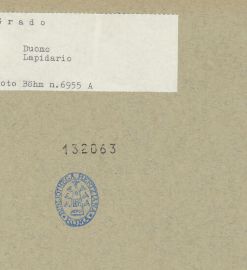 Rückseite von Böhm [https://www.deutsche-digitale-bibliothek.de/content/lizenzen/rv-ez/] Fragment eines Ambos mit Pfau, Blattwerk und Flechtwerk - Gesamtansicht, bh132063_recto. Foto: Böhm, Osvaldo.