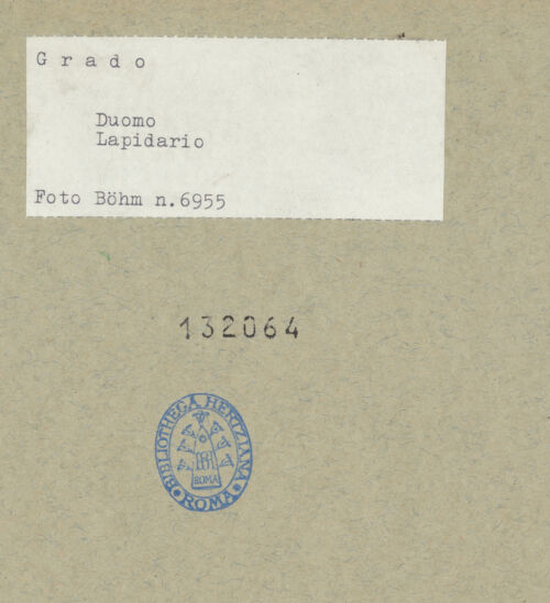 Rückseite von Böhm [https://www.deutsche-digitale-bibliothek.de/content/lizenzen/rv-ez/] Fragment eines Ambos mit Chrismon, Blattwerk und Flechtwerk - Gesamtansicht, bh132064_recto. Foto: Böhm, Osvaldo.