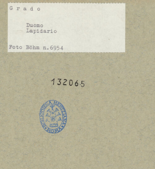 Rückseite von Böhm [https://www.deutsche-digitale-bibliothek.de/content/lizenzen/rv-ez/] Fragment eines Pluteus (Brüstung) mit Blattwerk - Gesamtansicht, bh132065_recto. Foto: Böhm, Osvaldo.