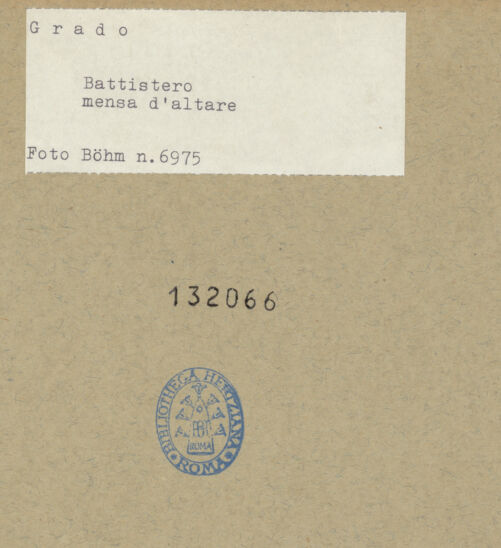 Rückseite von Böhm [https://www.deutsche-digitale-bibliothek.de/content/lizenzen/rv-ez/] Relief mit Kreuz, Tauben mit Olivenzweigen und Pfauen - Gesamtansicht, bh132066_recto. Foto: Böhm, Osvaldo.