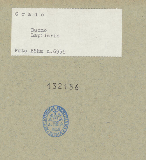 Rückseite von Böhm [https://www.deutsche-digitale-bibliothek.de/content/lizenzen/rv-ez/] Fragment eines Pluteus (Brüstung) mit Flechtwerk - Gesamtansicht, bh132156_recto. Foto: Böhm, Osvaldo.