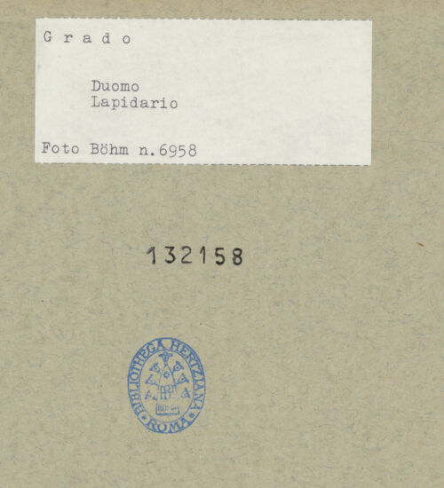 Rückseite von Böhm [https://www.deutsche-digitale-bibliothek.de/content/lizenzen/rv-ez/] Fragment eines Pluteus (Brüstung) mit Kreuz als Kronleuchter - Gesamtansicht (Vorderseite), bh132158_recto. Foto: Böhm, Osvaldo.