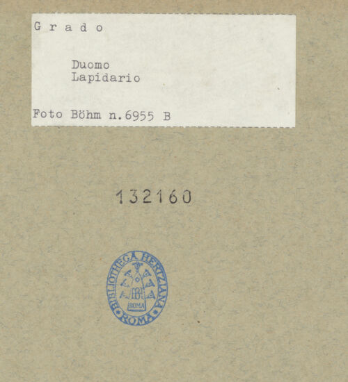 Rückseite von Böhm [https://www.deutsche-digitale-bibliothek.de/content/lizenzen/rv-ez/] Fragment eines Ambos mit Chrismon, Pfau, Blattwerk und Flechtwerk - Gesamtansicht, bh132160_recto. Foto: Böhm, Osvaldo.