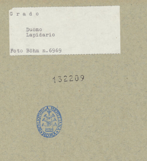 Rückseite von Böhm [https://www.deutsche-digitale-bibliothek.de/content/lizenzen/rv-ez/] Fragment eines Pluteus (Brüstung) mit Kreuz, Blattwerk und Flechtwerk - Gesamtansicht, bh132209_recto. Foto: Böhm, Osvaldo.