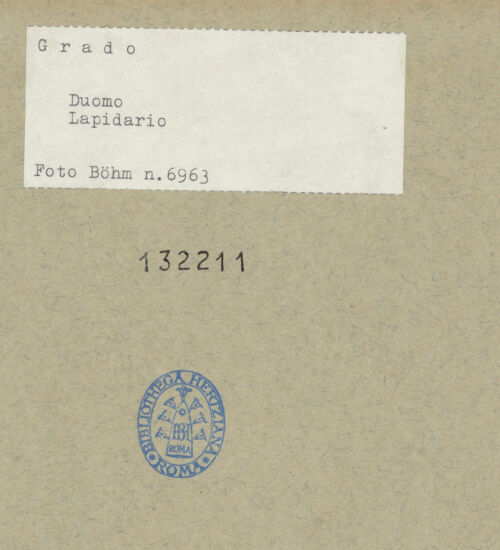 Rückseite von Böhm [https://www.deutsche-digitale-bibliothek.de/content/lizenzen/rv-ez/] Fragmente des Architravs eines Ziboriums mit Flechtwerk; Kapitell - Gesamtansicht, bh132211_recto. Foto: Böhm, Osvaldo.