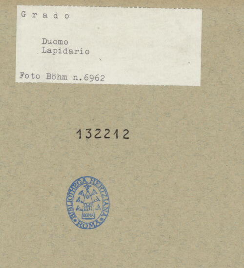 Rückseite von Böhm [https://www.deutsche-digitale-bibliothek.de/content/lizenzen/rv-ez/] Fragmente eines Ambos mit Blattwerk - Gesamtansicht, bh132212_recto. Foto: Böhm, Osvaldo.