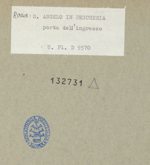 Rückseite von Bibliotheca Hertziana [https://www.deutsche-digitale-bibliothek.de/content/lizenzen/rv-fz/] Sant'Angelo in PescheriaHauptfassade (Portico dell'Ottavia) / Südfassade - Detail: Eingangstür, bh132731_recto. Foto.