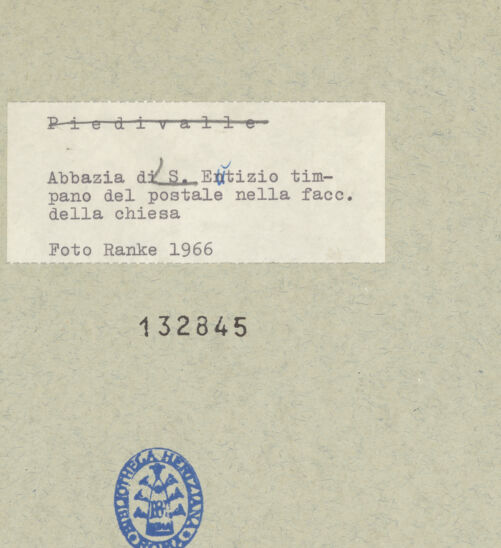 Rückseite von Ranke [https://www.deutsche-digitale-bibliothek.de/content/lizenzen/rv-ez/] Kirchenportal mit Widmungsinschrift - Inschrift, bh132845_recto. Foto: Ranke.