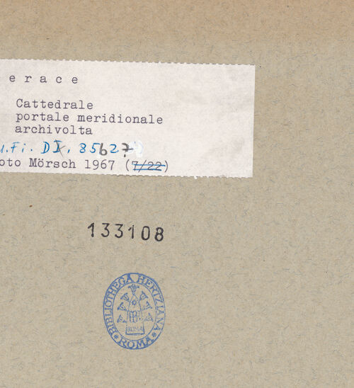 Rückseite von Bibliotheca Hertziana [https://www.deutsche-digitale-bibliothek.de/content/lizenzen/rv-fz/] Portal zur Kapelle des Heiligen Josef - Detail: Archivolte, bh133108_recto. Foto: Mörsch.