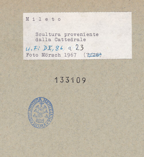 Rückseite von Bibliotheca Hertziana [https://www.deutsche-digitale-bibliothek.de/content/lizenzen/rv-fz/] Kopf einer Statue (Engel oder Tugend?) - Gesamtansicht, bh133109_recto. Foto: Mörsch.