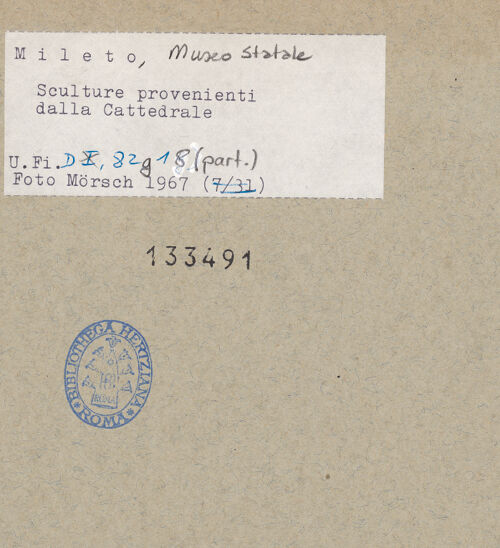 Rückseite von Bibliotheca Hertziana [https://www.deutsche-digitale-bibliothek.de/content/lizenzen/rv-fz/] Skulpturfragmente der zerstörten CattedraleKapitell mit Blattdekor - Gesamtansicht, bh133491_recto. Foto: Mörsch.