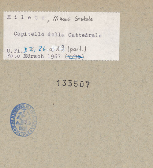 Rückseite von Bibliotheca Hertziana [https://www.deutsche-digitale-bibliothek.de/content/lizenzen/rv-fz/] Skulpturfragmente der zerstörten CattedraleKapitell mit Blattdekor - Gesamtansicht, bh133507_recto. Foto: Mörsch.