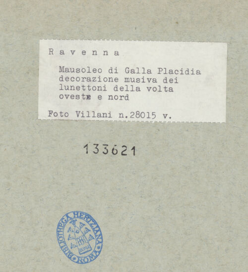 Rückseite von Villani [https://www.deutsche-digitale-bibliothek.de/content/lizenzen/rv-ez/] Mosaikzyklus mit dem apokalyptischen Triumph des Kreuzes, den Aposteln, dem Heiligen Laurentius und dem Guten HirtenKuppelmosaik mit apokalyptischen Wesen - Südöstliches Pendentif (der Löwe), bh133621_recto. Foto: Villani.